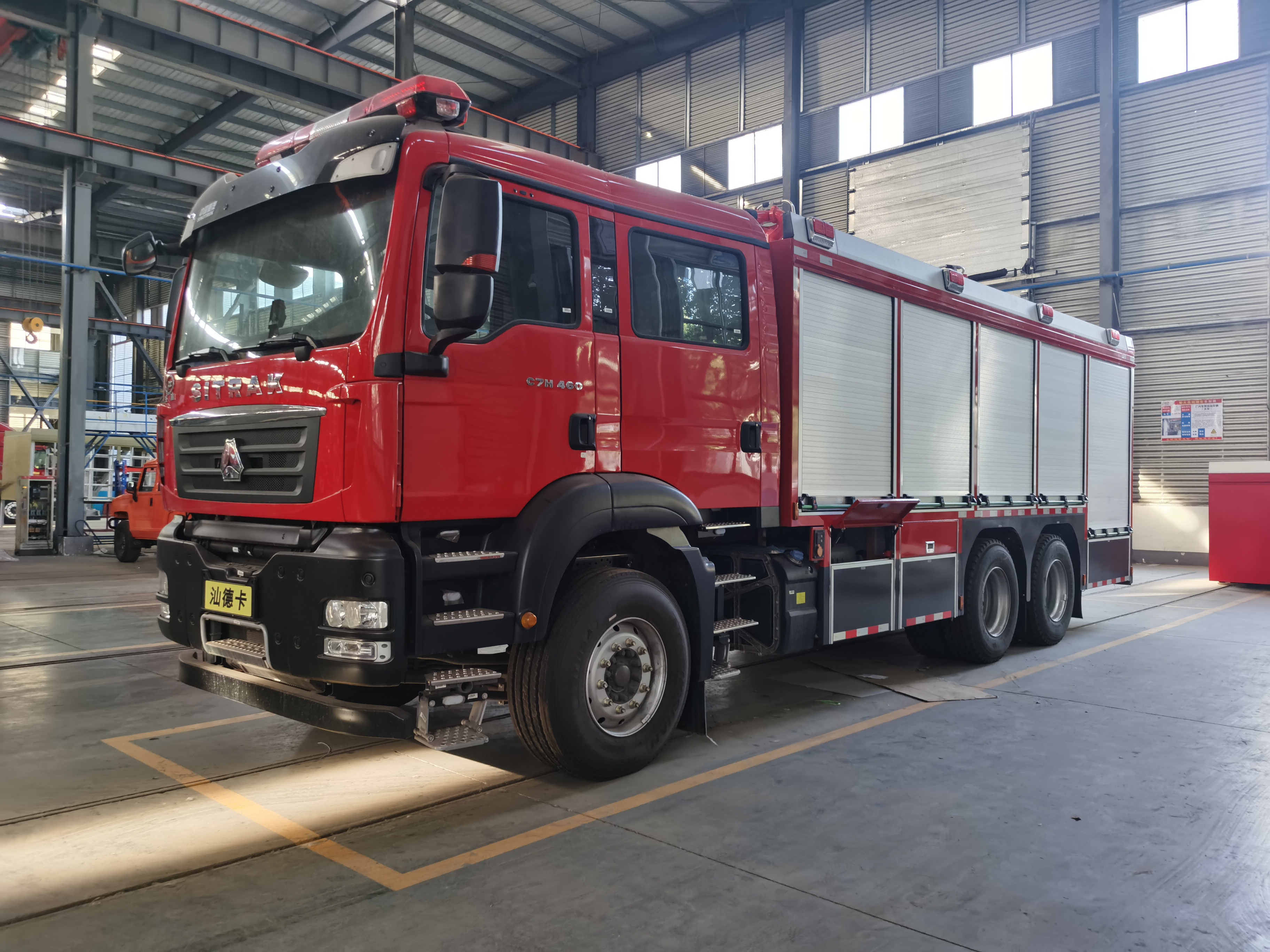 重汽汕德卡6噸干粉消防車(chē)